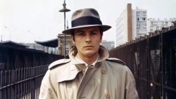 L'acteur français Alain Delon sur le tournage du Samourai, écrit et réalisé par Jean-Pierre Melville.