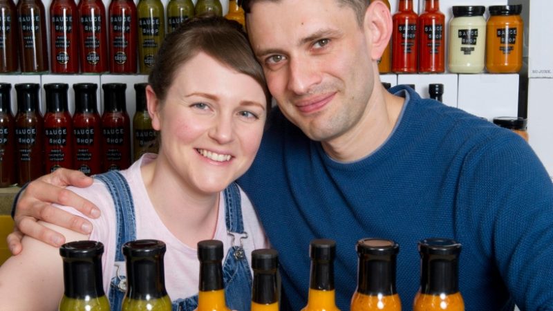 Un couple a transformé l'amour de la cuisine en une entreprise de sauce d'une valeur de 500 000 £ par an