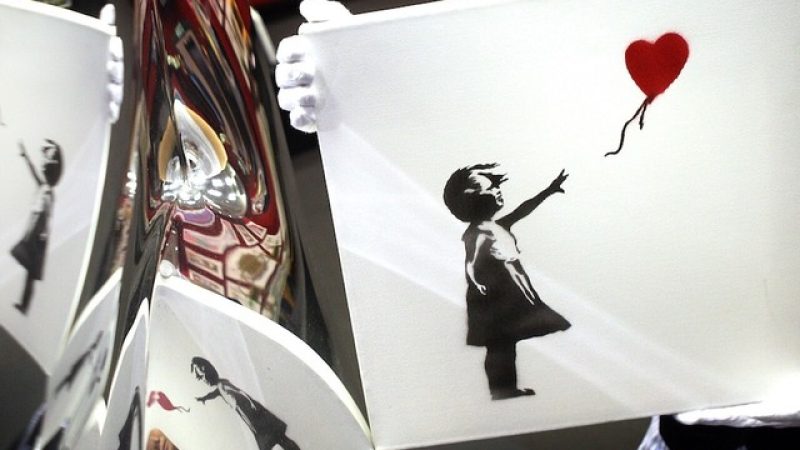 Voir Banksy peindre l'autodestruction après avoir remporté 1,4 million de dollars aux enchères