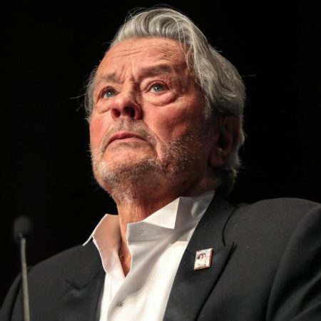 La famille d’Alain Delon refuse d’euthanasier le chien que l’acteur souhaitait enterrer avec lui